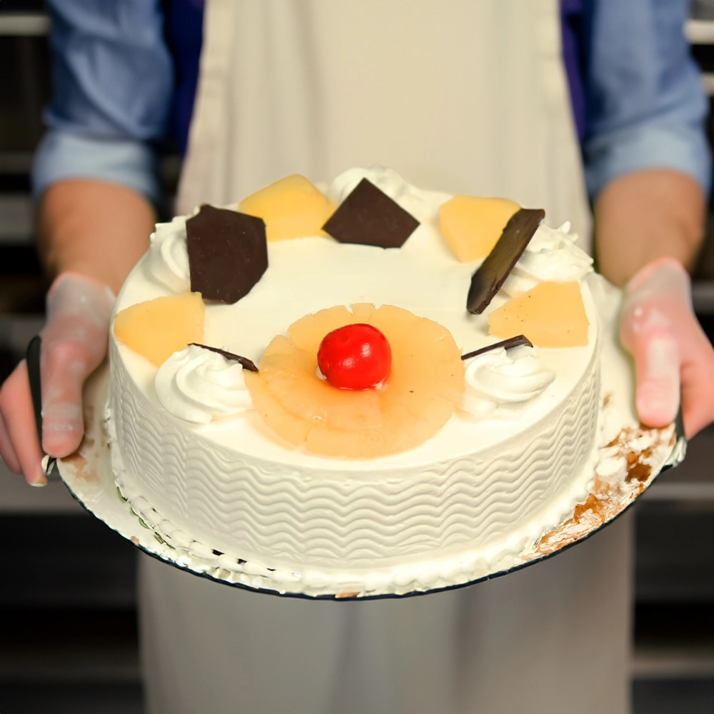 1 kg Pineapple Vanilla Cake with cut slices of pineapple on top