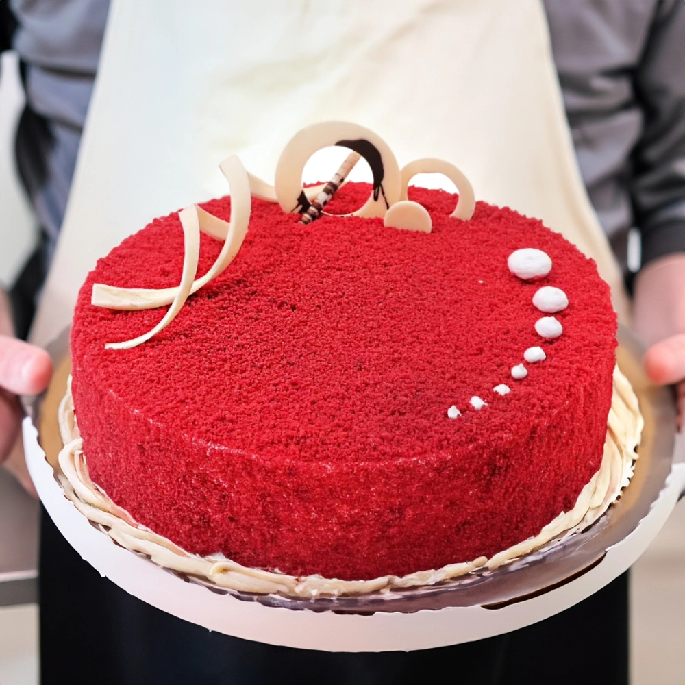 A 1 kg of red velvet round cake