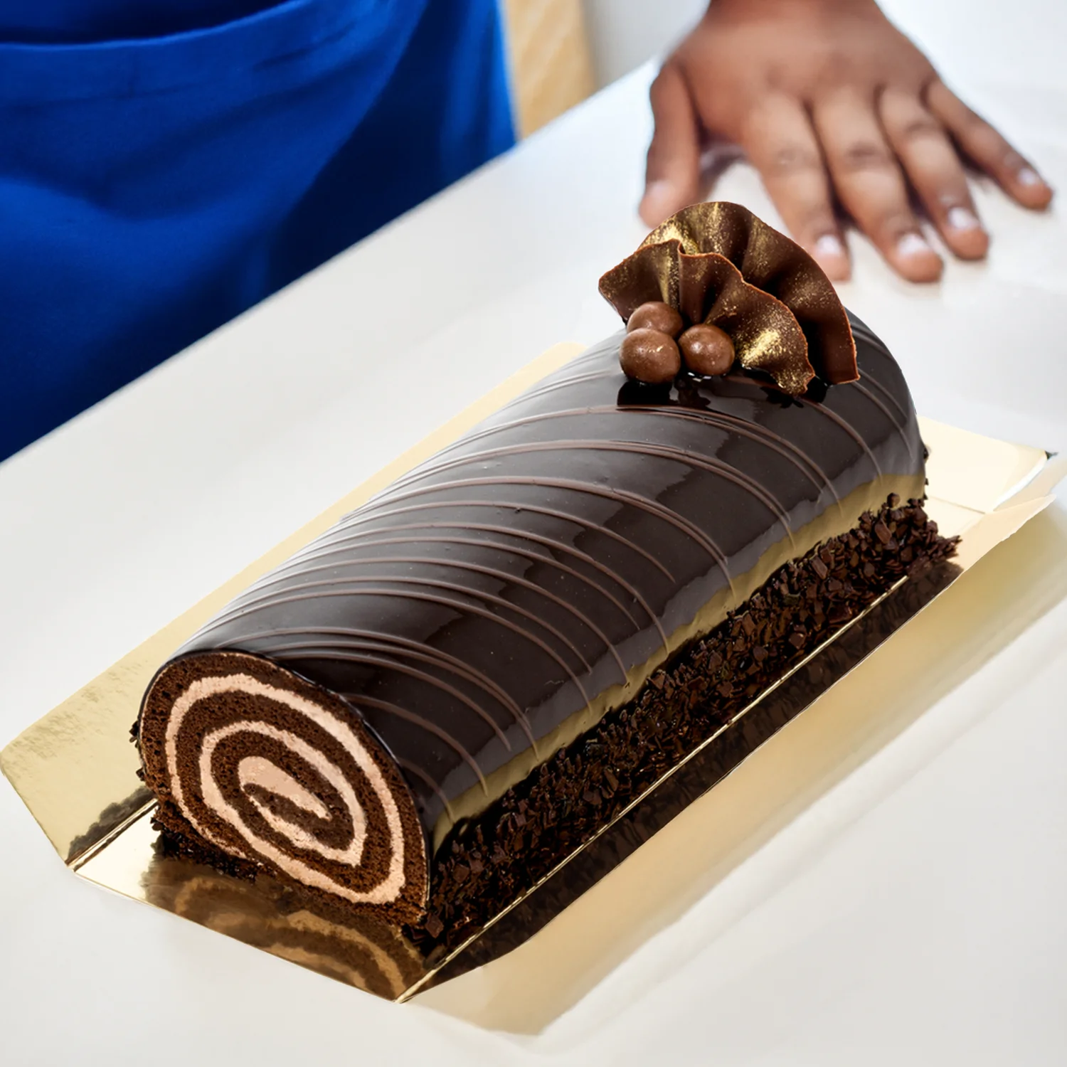 700g chocolate Swiss roll cake with soft sponge, rich creamy filling